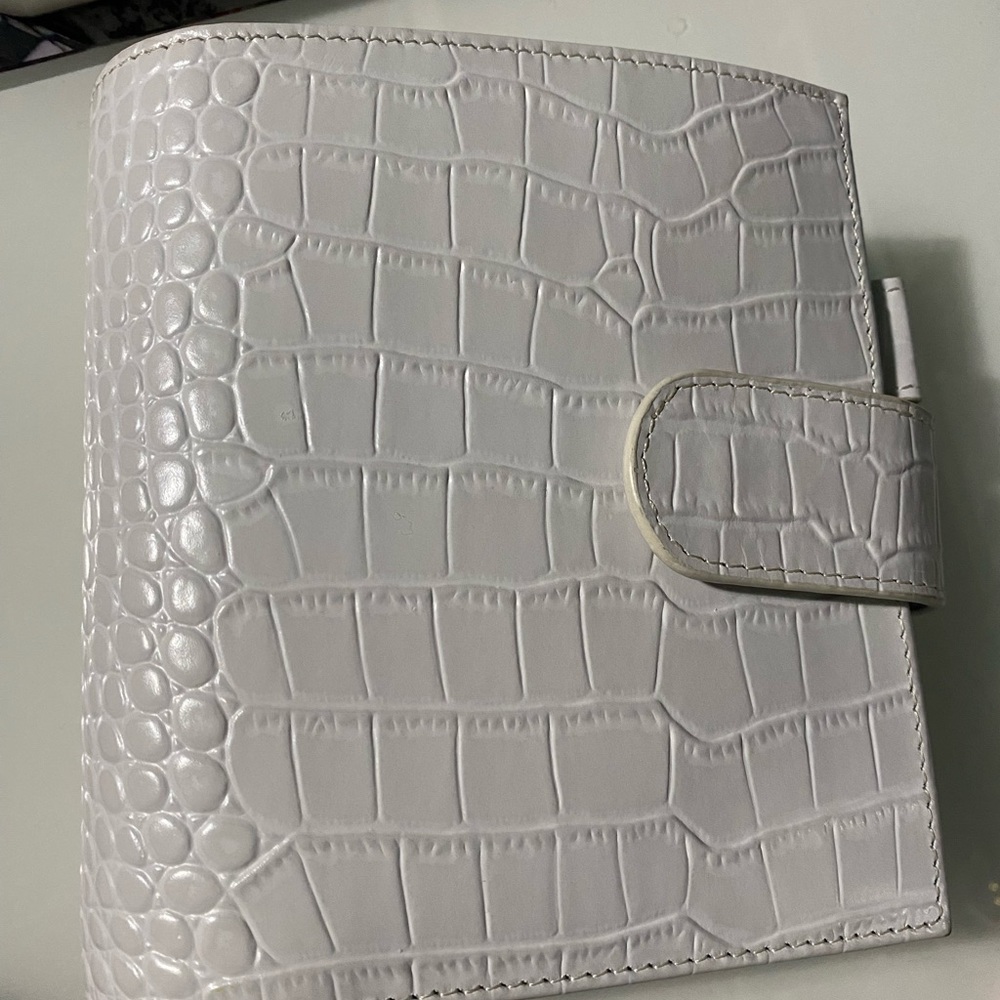 Moterm pocket size planner with 2023 inserts and two folders.